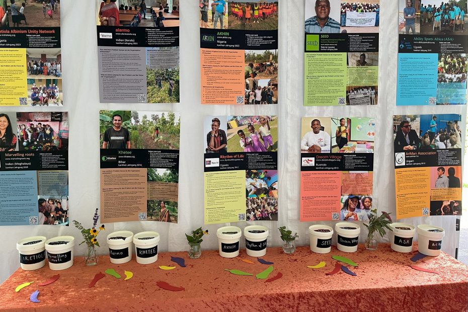 Wettbewerbteilnehmende präsentieren ihre Projekte