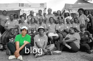 Nyasha sitzt mit Frauen in ihrem Empowerment-Programm