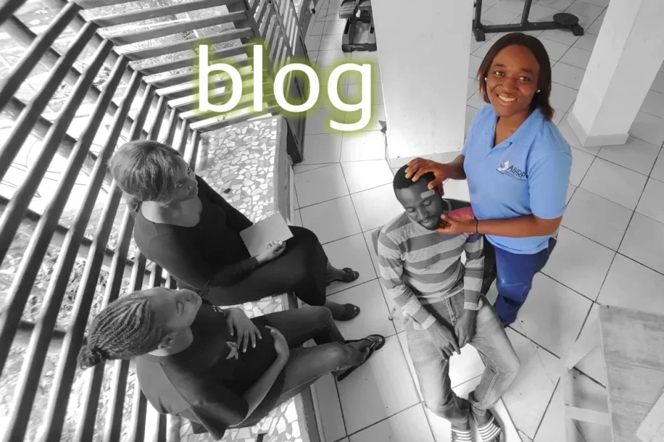 Adelaide Bih verarztet Patienten. Das Bild zeigt die Szene von oben; Adelaide Bih wird in Farbe dargestellt, die anderen Menschen und der Hintergrund in schwarz-weiß