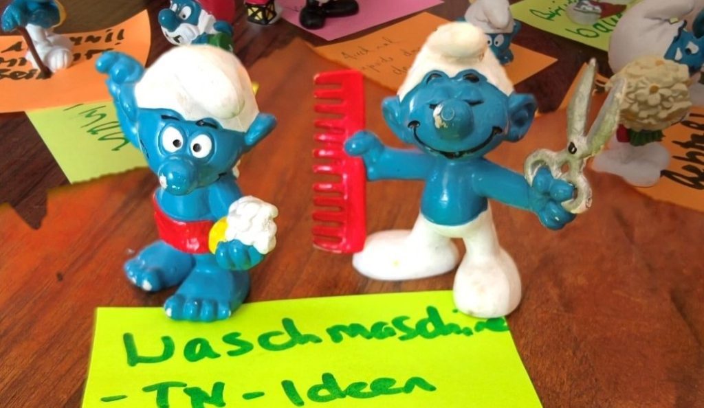 Smurf figures with post-it-note