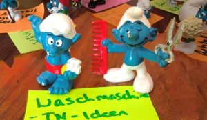 Smurf figures with post-it-note