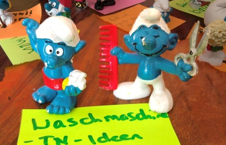 Smurf figures with post-it-note