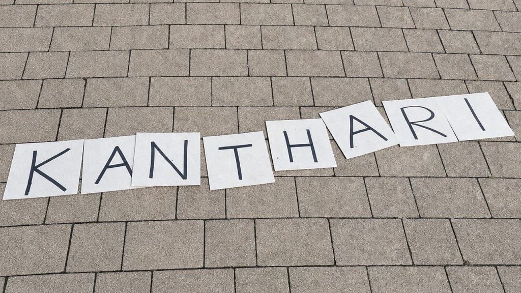 KANTHARI Buchstaben auf Pflastersteine