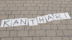 KANTHARI Buchstaben auf Pflastersteine