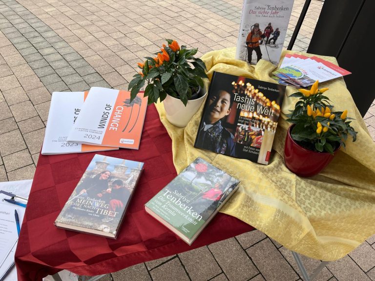 Bücher von Sabriye Tenberken sind auf einem Tisch ausgestellt